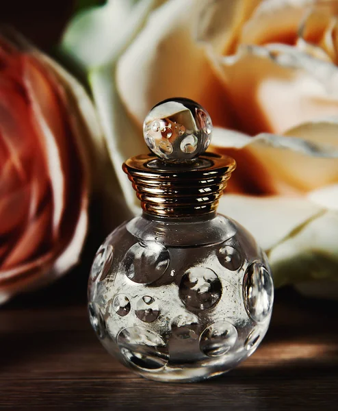 香水瓶和玫瑰。复古风格. — 图库照片