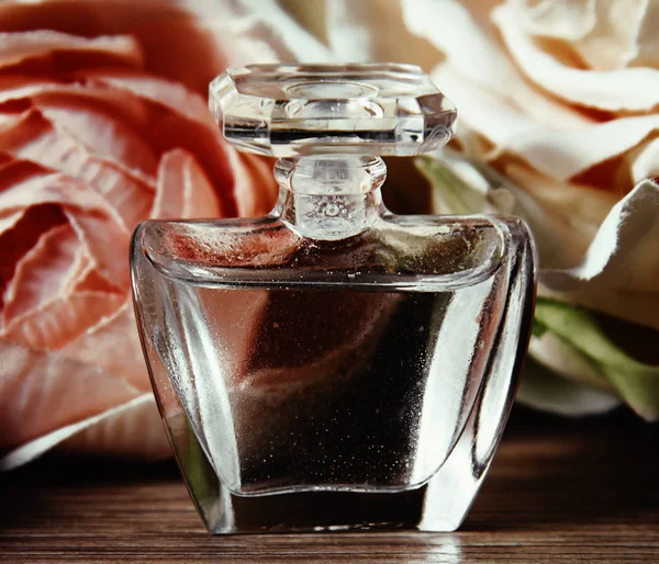 Perfume bottle with roses — Stock Photo, Image