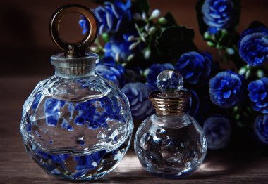 iki şişe parfüm 