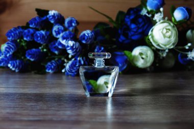 Mavi çiçekler ile parfüm 