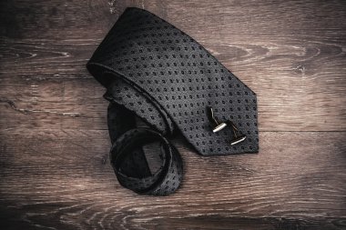 kravat ve kol düğmeleri