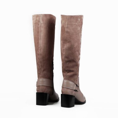 Beyaz üzerinde kadın bej çizme