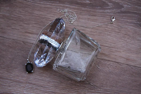 Perfume with jewellery — Stock Photo, Image