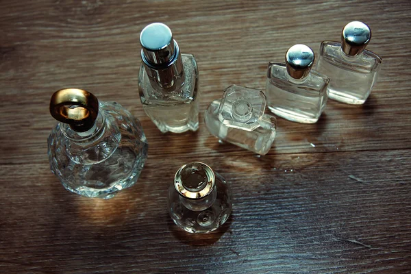 Différents flacons de parfum — Photo