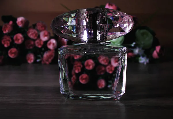 Perfume y flores rosadas —  Fotos de Stock