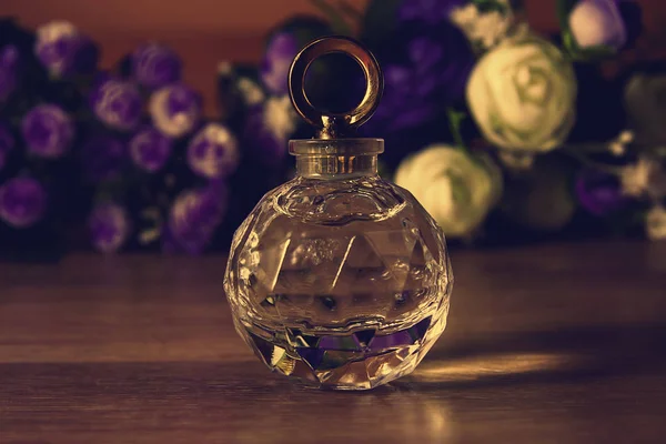 Parfüm und Blumen — Stockfoto