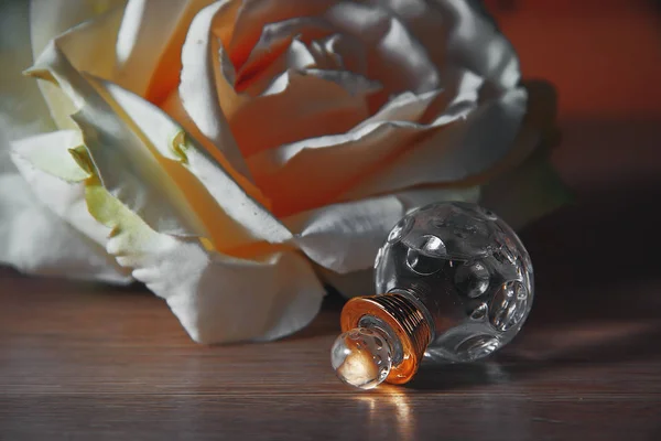 花を持つ女性の香水のボトル — ストック写真