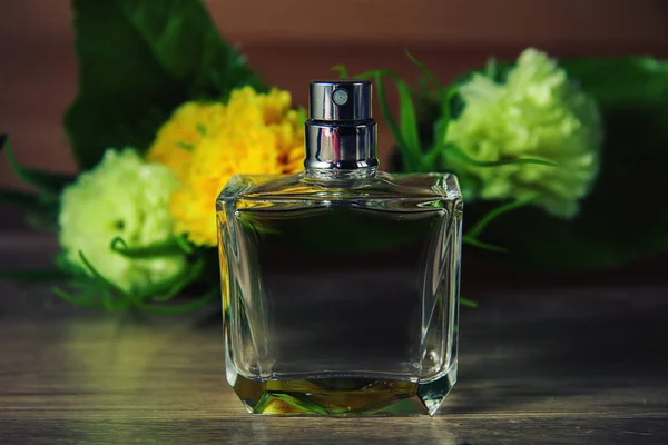 Perfume feminino com flores — Fotografia de Stock