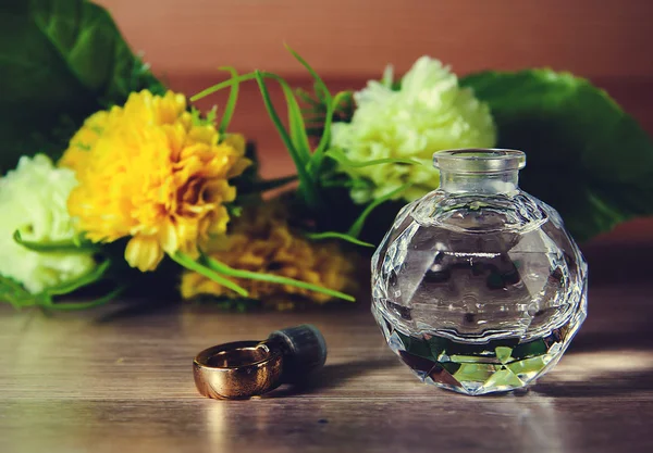 Perfume retro feminino com flores — Fotografia de Stock