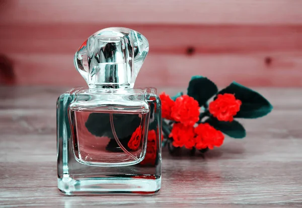 Perfume feminino com flores — Fotografia de Stock