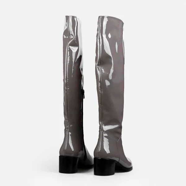 Ženské šedé boty přes bílý — Stock fotografie