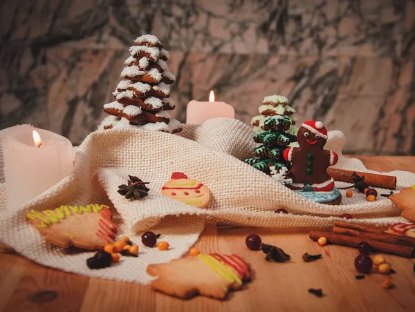 Biscotti di pan di zenzero fatti in casa di Natale sul tavolo di legno — Foto Stock