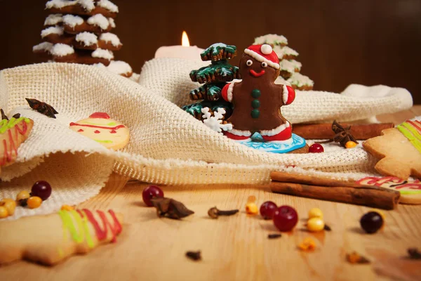 Biscotti di pan di zenzero fatti in casa di Natale sul tavolo di legno — Foto Stock