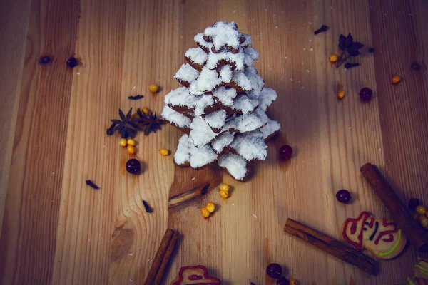 Biscotti di pan di zenzero fatti in casa di Natale sul tavolo di legno — Foto Stock