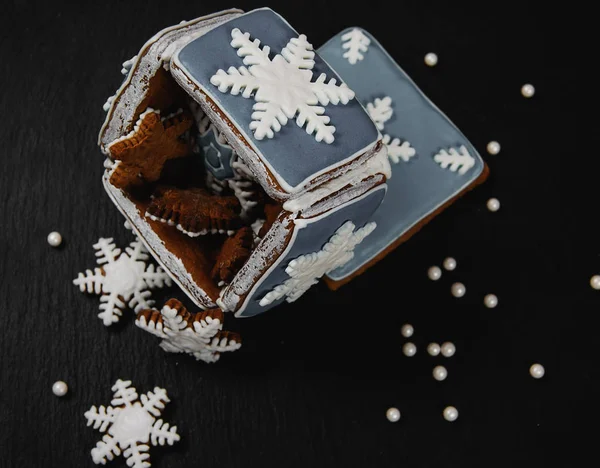 Pane di zenzero di Natale su nero — Foto Stock