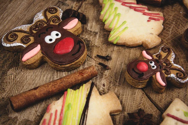 Biscotti di pan di zenzero fatti in casa di Natale sul tavolo di legno — Foto Stock