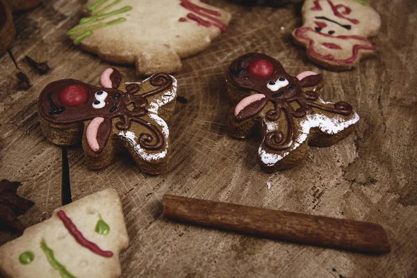 Biscotti di pan di zenzero fatti in casa di Natale sul tavolo di legno — Foto Stock