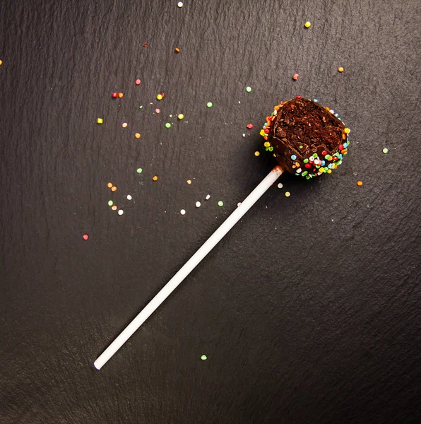 Cake pops i svart bakgrund — Stockfoto