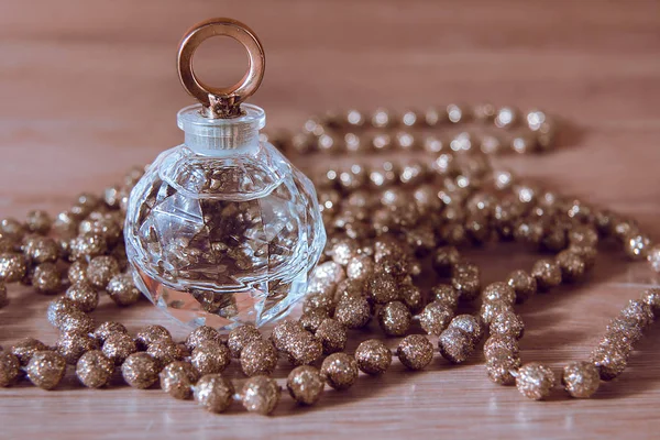 Parfum et perles d'or — Photo