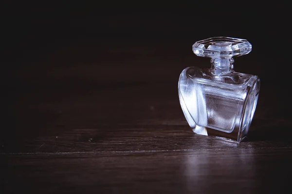 Parfym i träbord — Stockfoto