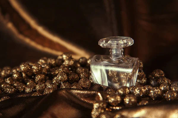 Botella de perfume de mujer sobre fondo dorado . —  Fotos de Stock