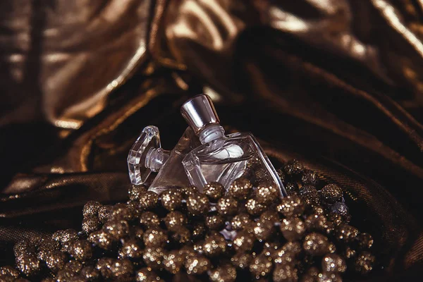 Butelek perfum kobiety na złotym tle. — Zdjęcie stockowe