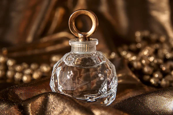 Botella de perfume de mujer sobre fondo dorado . —  Fotos de Stock