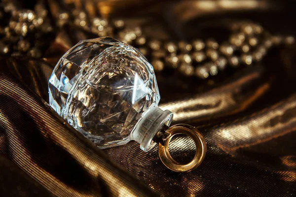 Garrafa de perfume mulher no fundo de ouro . — Fotografia de Stock