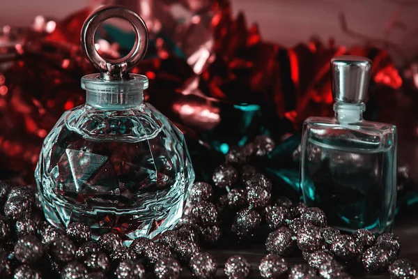 Perfume y decoraciones navideñas —  Fotos de Stock