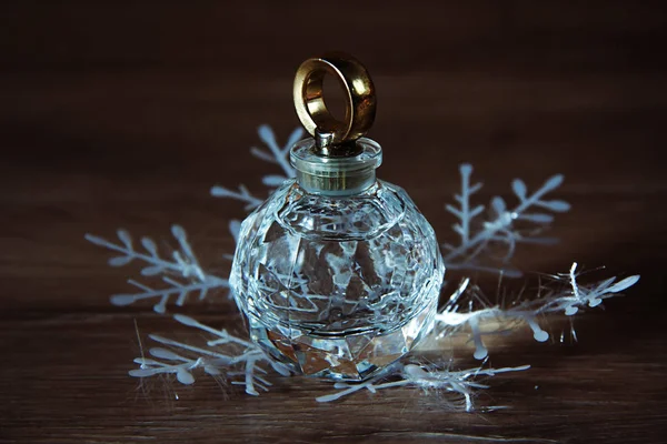Parfüm und Weihnachtsdekoration — Stockfoto