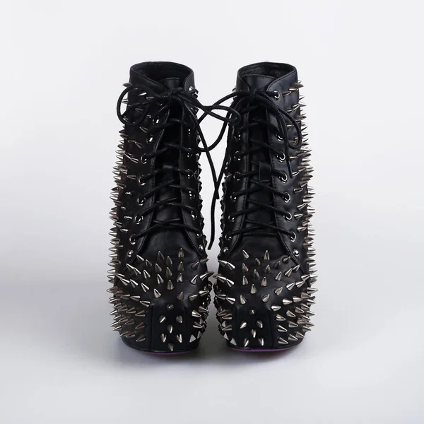Elegantní černé boty s hřeby — Stock fotografie