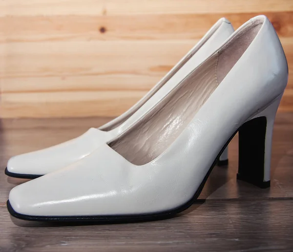 Sapatos brancos femininos — Fotografia de Stock