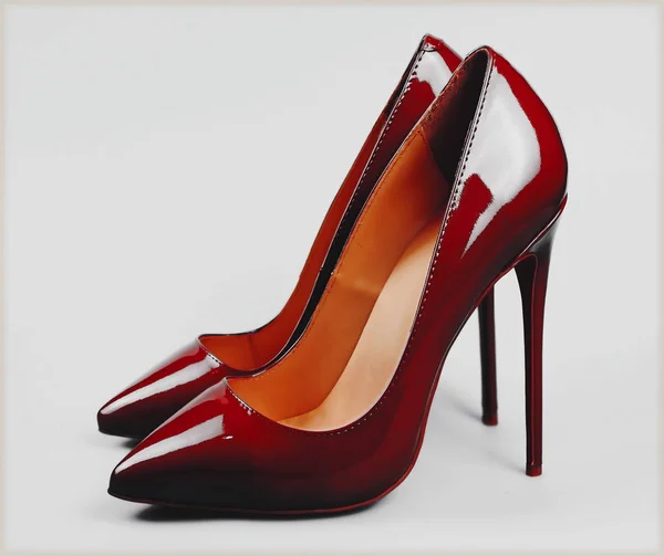 Красный женский туфли на высоком каблуке — стоковое фото