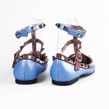 mavi ayakkabılar beyaz arkaplanda izole edilmiş