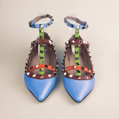 mavi ayakkabılar beyaz arkaplanda izole edilmiş