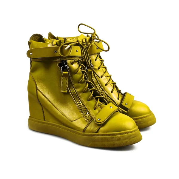 Gele vrouwelijke schoenen — Stockfoto