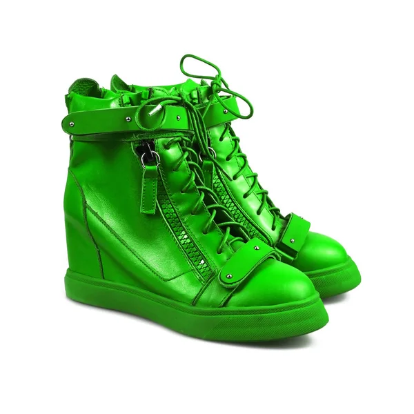 Groene vrouwelijke schoenen — Stockfoto