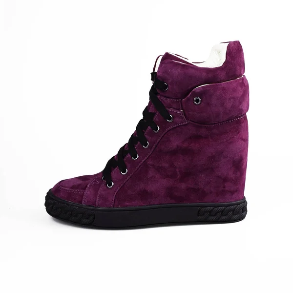 Фиолетовая стильная обувь поверх белой — стоковое фото