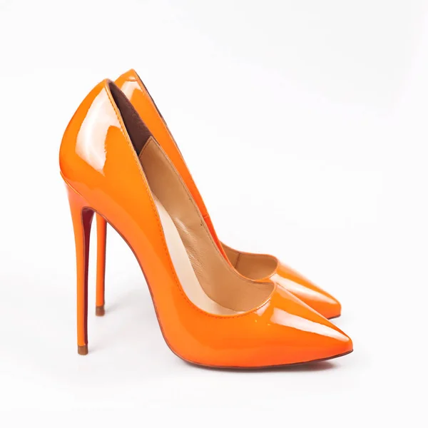 Scarpe femminili arancioni sopra bianco — Foto Stock