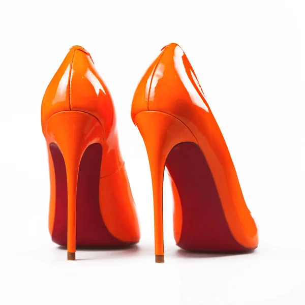 Kobiece buty pomarańczowy nad białym — Zdjęcie stockowe