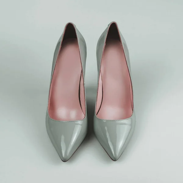 Vrouwelijke grijze schoenen — Stockfoto