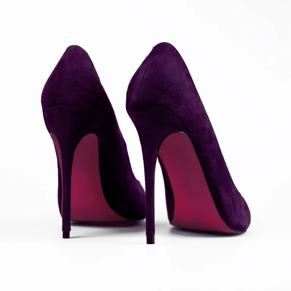 Chaussures violettes féminines sur blanc — Photo