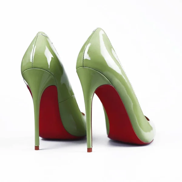 Zöld elegáns cipők felett fehér — Stock Fotó