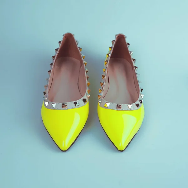 Vrouwelijke gele schoenen — Stockfoto