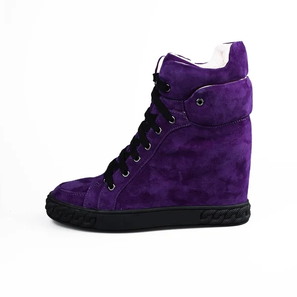 Фіолетове стильне взуття над білим — стокове фото