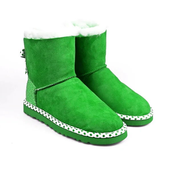 Zapatos de invierno verde sobre blanco — Foto de Stock