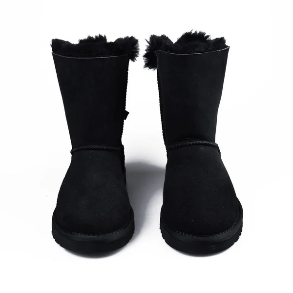 Zapatos de invierno australianos negros de moda. Botas de piel para mujer en blanco — Foto de Stock