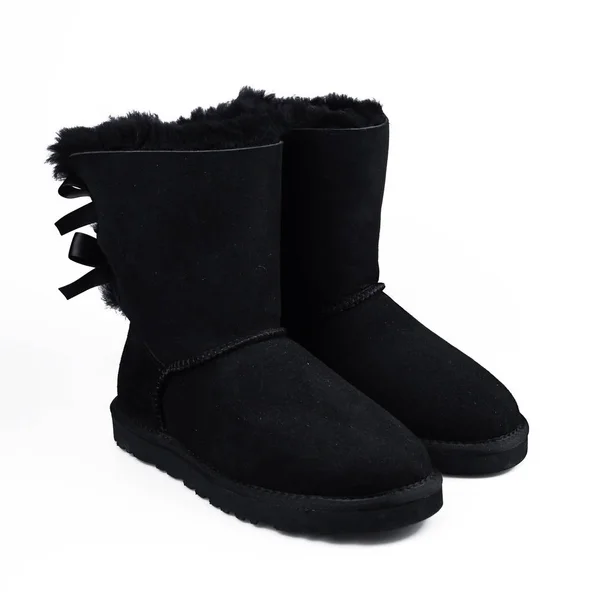Австралийские черные модные зимние туфли. Меховые женские сапоги на белом — стоковое фото