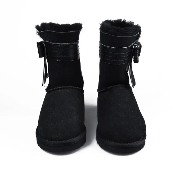 Scarpe invernali nere sopra bianco — Foto Stock