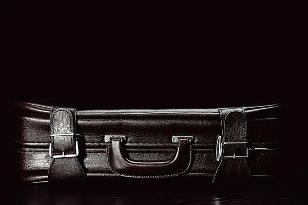 Старый кожаный чемодан — стоковое фото